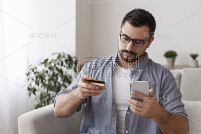 家里有手机和信用卡的年轻人