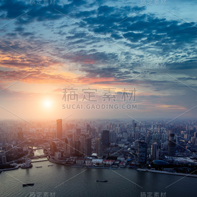 夕阳下的上海浦东天际线