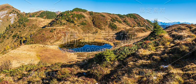 秋季高山Kleiner Paarsee山或Paarsee湖，萨尔斯堡，奥地利。