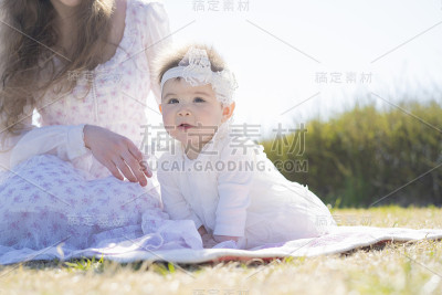一家人在公园里玩