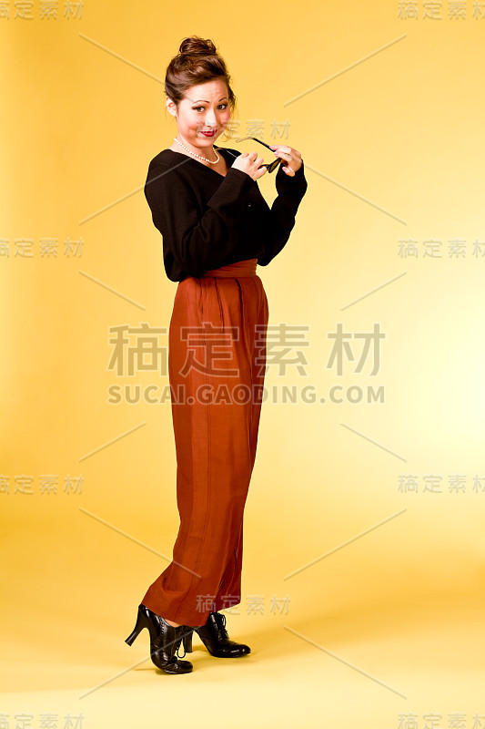 美丽女孩黄色背景
