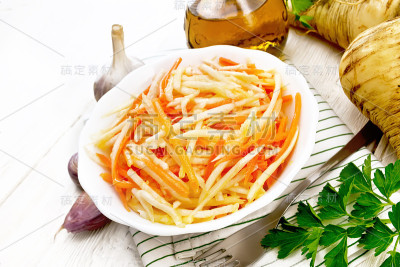 防风草和胡萝卜的沙拉放在轻板上