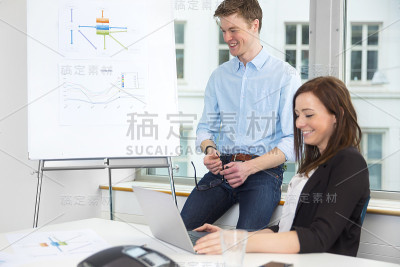 女同事在用电子白板时，商人微笑着