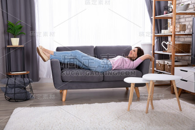 躺在沙发上的年轻女子