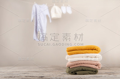 婴儿的衣服放在绳子上晾干。洗儿童衣物。洗东西和复制空间的概念。