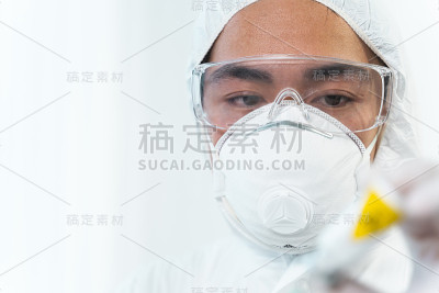 严肃的亚洲科学家在研究玻璃包装