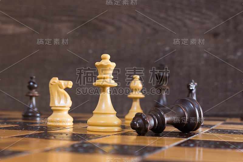 在棋盘上拍摄的象棋