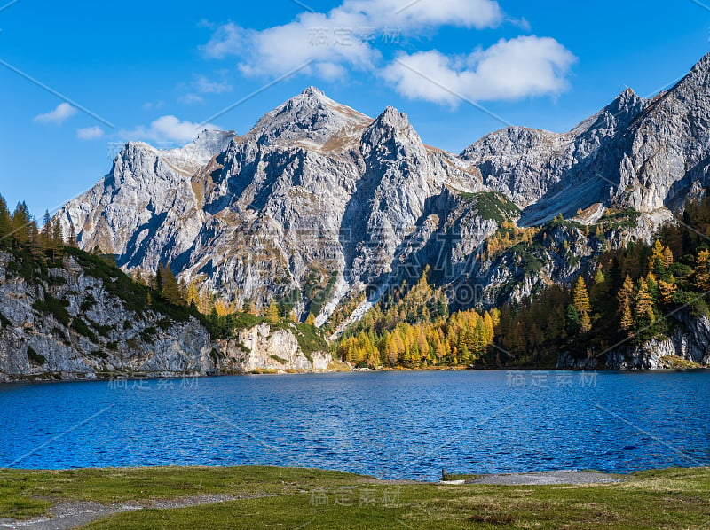 阳光明媚的秋天，阿尔卑斯山上的塔彭卡湖和岩石山脉，克勒纳尔，奥地利的萨尔茨堡。