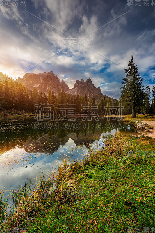 安托诺湖(安托诺湖)的秋景位于Dolomites地区，贝卢诺省，意大利。安托诺湖，拉瓦雷多三峰，安托