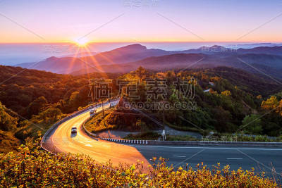山上五颜六色的日出。泰国清迈。