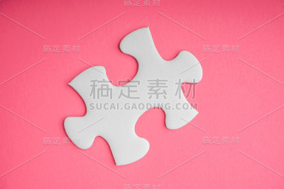 粉色背景上的白色拼图。