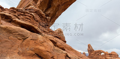 在犹他州的沙漠，拱门国家公园，戏剧性的暴风雨云和降雨，在秋天
