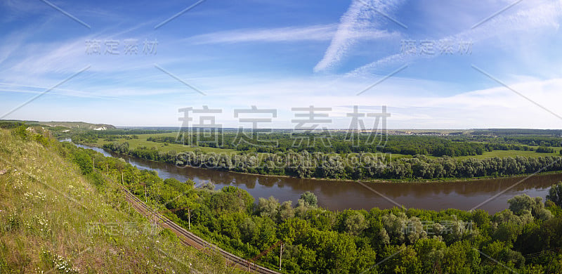 从俄罗斯中部的白垩山上俯瞰顿河的全景。