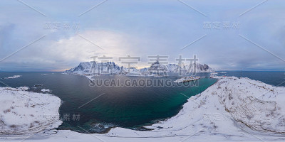 360全景180度角无缝全景鸟瞰图的白雪山罗浮敦群岛，Nordland县，挪威，欧洲。山和树，自然景