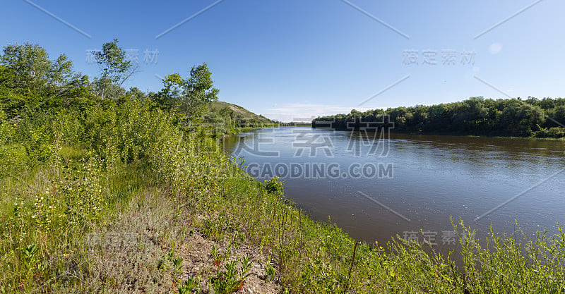 从山上到顿河山谷的全景。俄罗斯中部的风景。