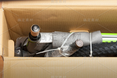 自行车在纸盒，照片从开箱自行车。