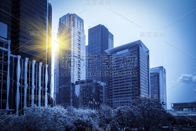 城市摩天大楼里的现代建筑