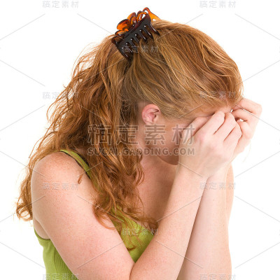 年轻女子躲着摄像机