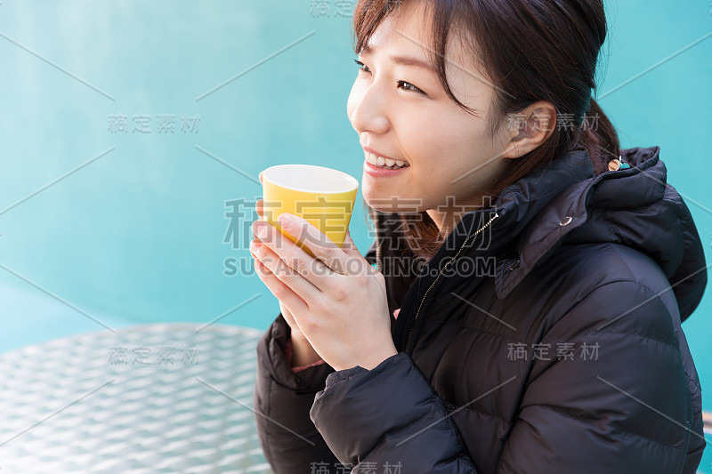 在咖啡馆放松的女人