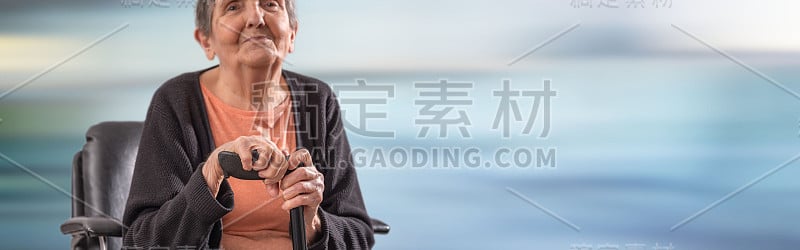 拄着拐杖的老妇人