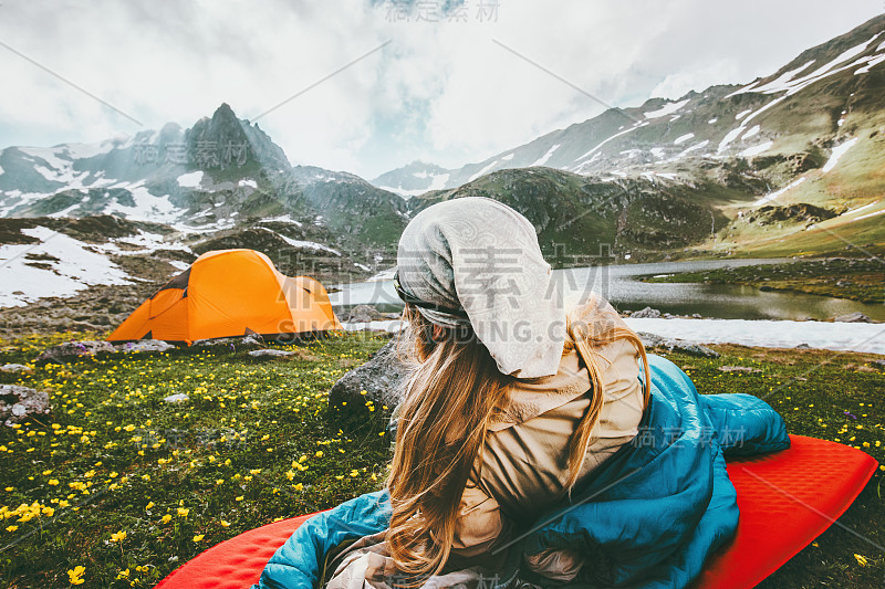 露营旅行女人放松户外在垫子上的睡袋享受山的景观生活方式概念冒险周末