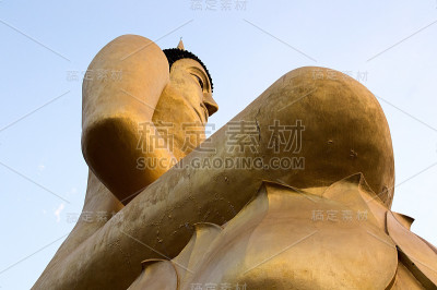 巴色大金座佛像