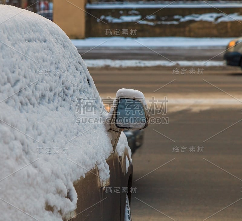 雪地里的汽车后视镜