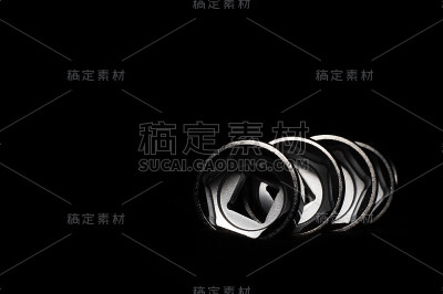 一套铬扳手在黑色的背景。关闭了。