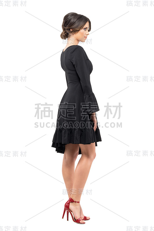 侧面的优雅魅力成熟的女人在黑色的衣服看远