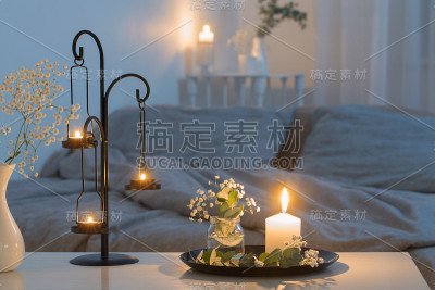 卧室里点着蜡烛的古董烛台