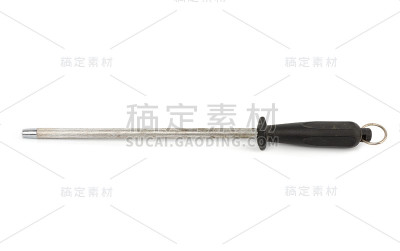 老式金属磨刀器，用于厨房刀，有一个黑色的塑料手柄