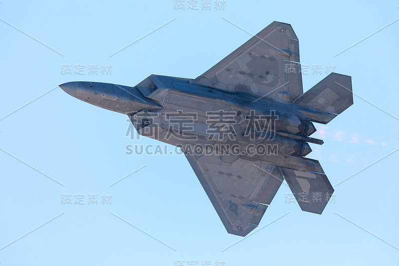 F-22猛禽战斗机近距离拍摄，加力燃烧室打开