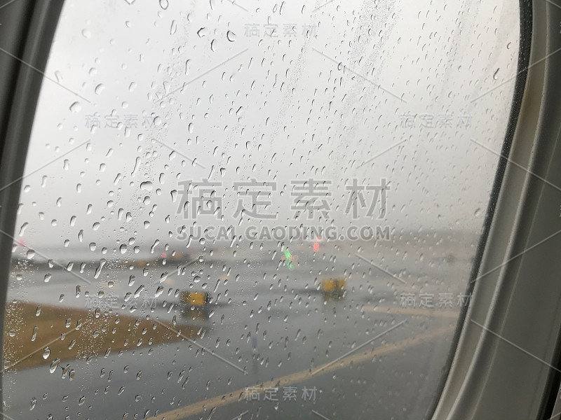 飞机窗户与雨滴在机场在白天