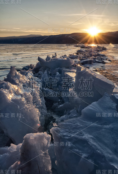 贝加尔湖冰面上通向阳光的裂缝