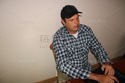 一个用手提电脑和手机工作的人