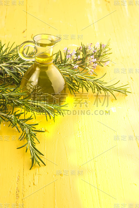 特级初榨橄榄油和迷迭香