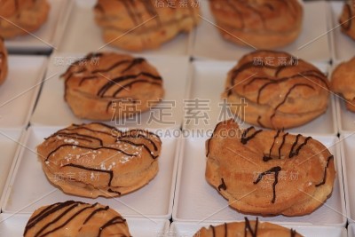 巧克力装饰的巧克力卷