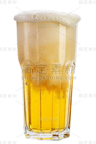 白色背景上孤立的啤酒杯。酒精饮料。