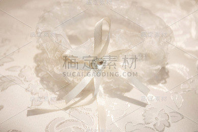 给新娘的白色婚礼吊袜带