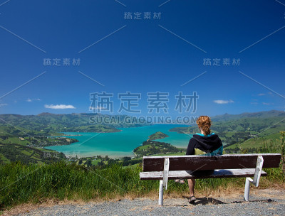 眺望阿卡罗阿湾的女人
