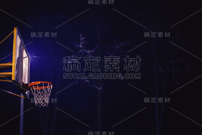 晚上的篮球场