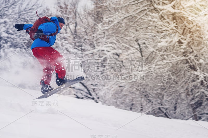 滑雪者在一团雪尘中跳跃