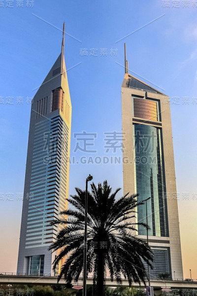 令人惊叹的阿联酋塔，双子摩天大楼。从Sheikh Zayed路，住宅和商业天际线，迪拜，阿联酋