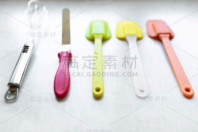 一套彩色硅胶刮刀，厨房用具。甜糕点，食谱，烹饪