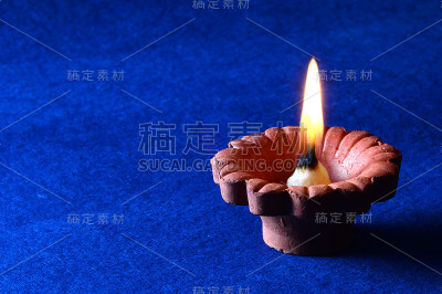 粘土灯盏在排灯节庆祝期间点燃。问候卡设计印度的光节日称为排灯节