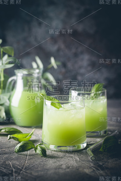 冷罗勒柠檬水
