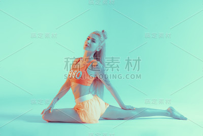 运动的年轻女子在做瑜伽练习