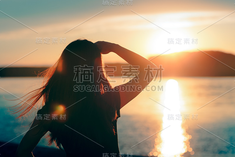 快乐充满希望的女人在海边看日落