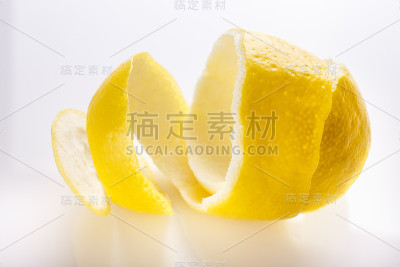 白色背景上的柠檬和果汁