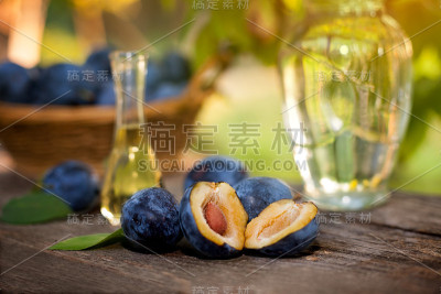 用红酒将李子切开